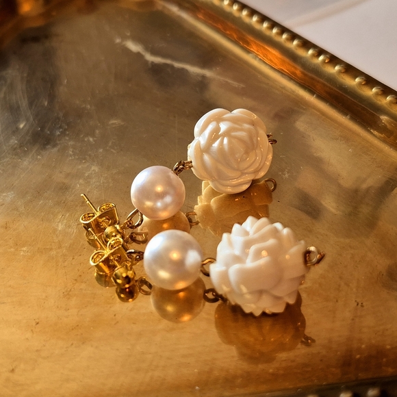 White Rose and Faux Pearl Post Pierce Earrings - Picture 4 of 6